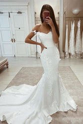 Vestido de novia elegante de sirena de satén sin mangas con tirantes blancos y encaje y cola